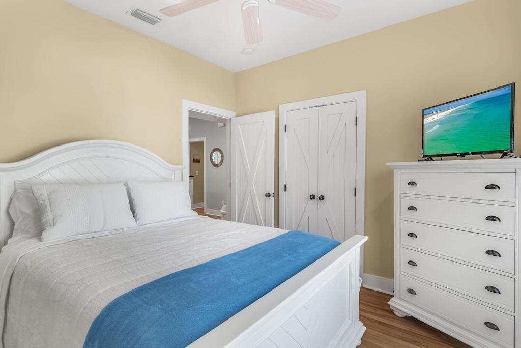Bungalow, 3 Min Walk To Beach, Golf Cart, 4 Bikes, Wagon * Seacrest