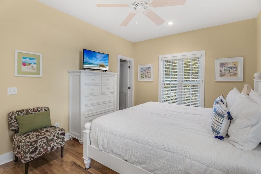 Bungalow, 3 Min Walk To Beach, Golf Cart, 4 Bikes, Wagon Holiday home